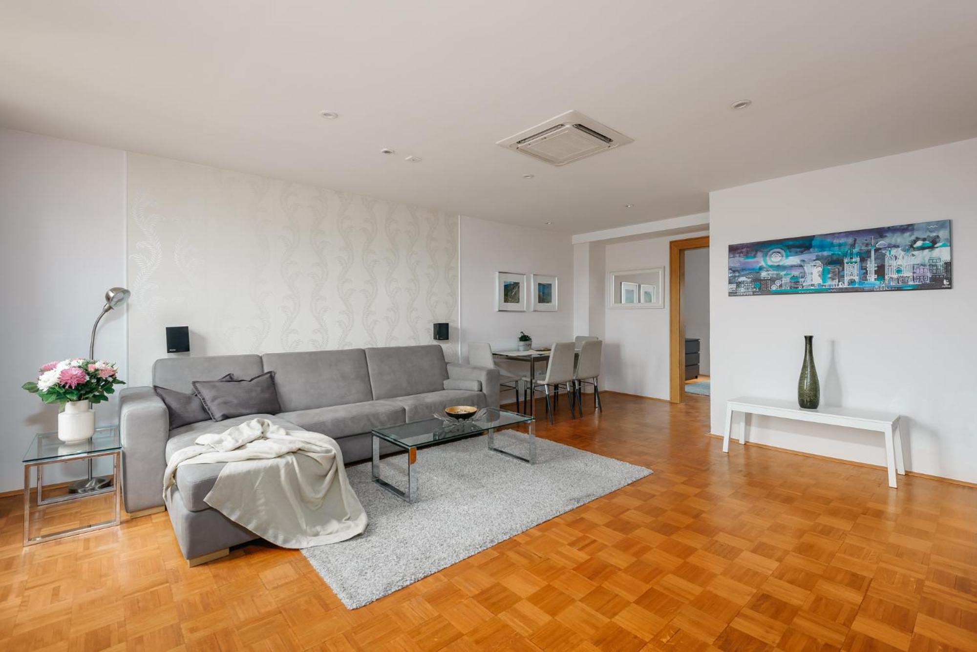 Roy 2 Bdr With Castle View, Parking & Ac Apartmán
