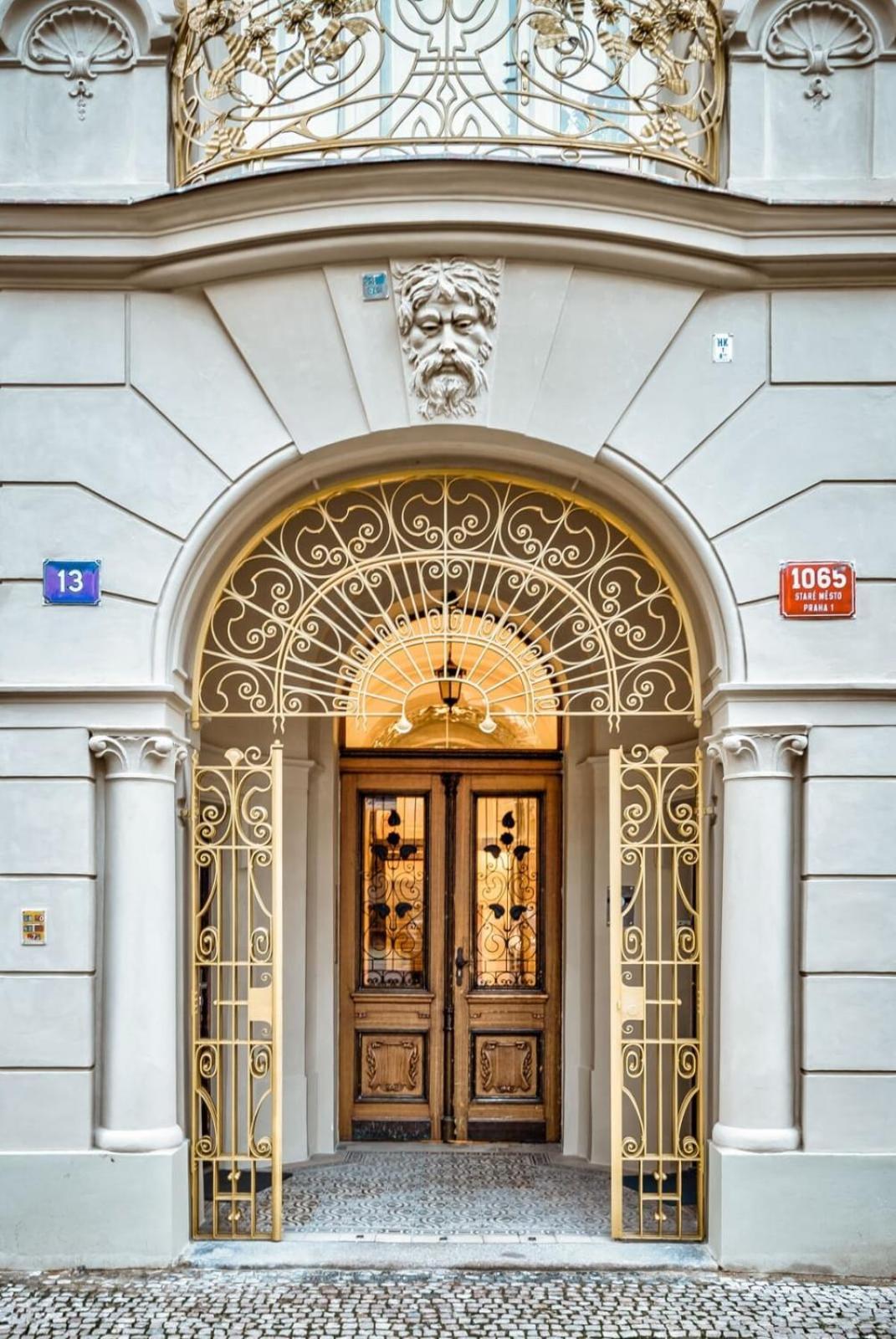 Roy 2 Bdr With Castle View, Parking & Ac Apartment Prag