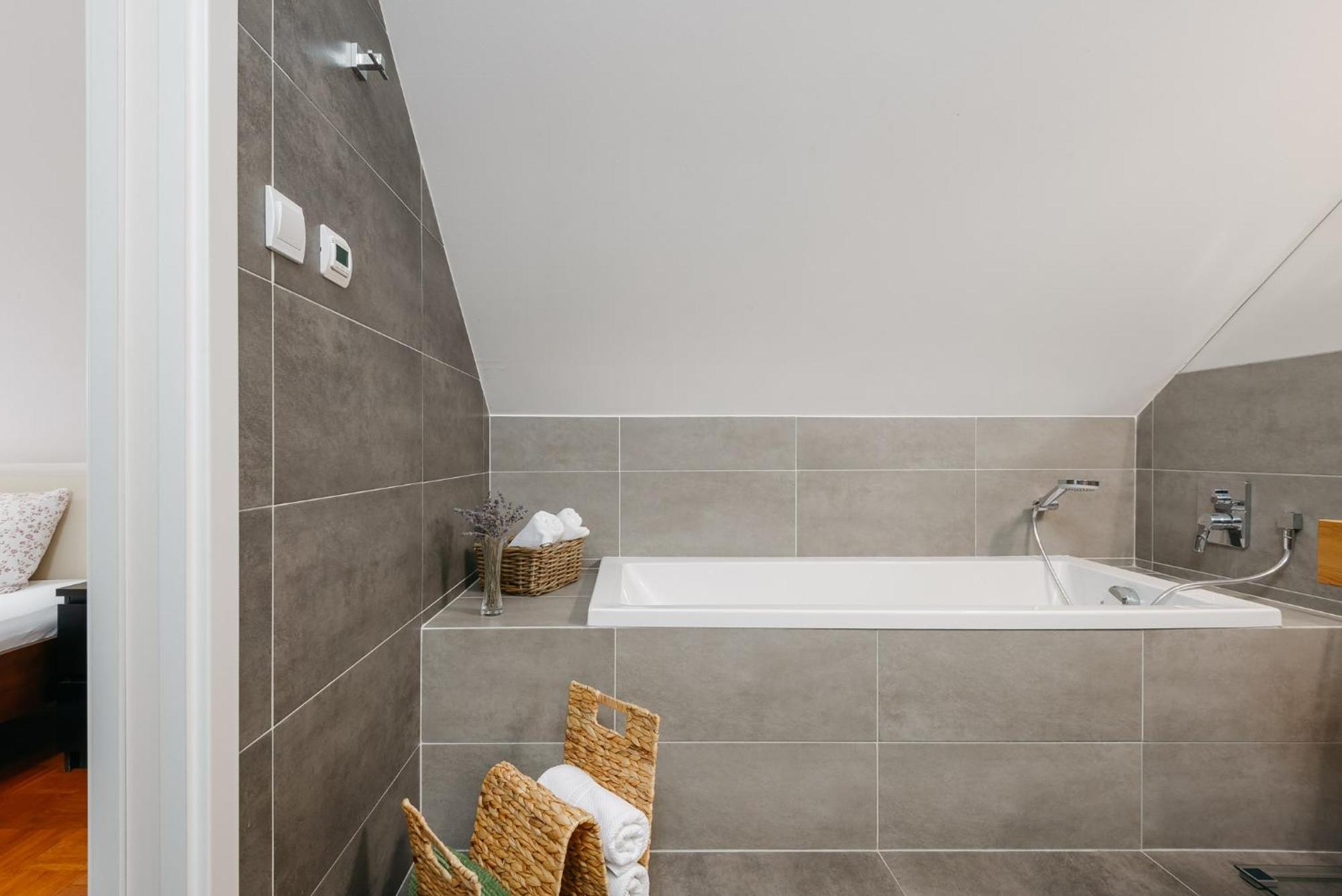 Apartment Roy 2 Bdr With Castle View, Parking & Ac Prag