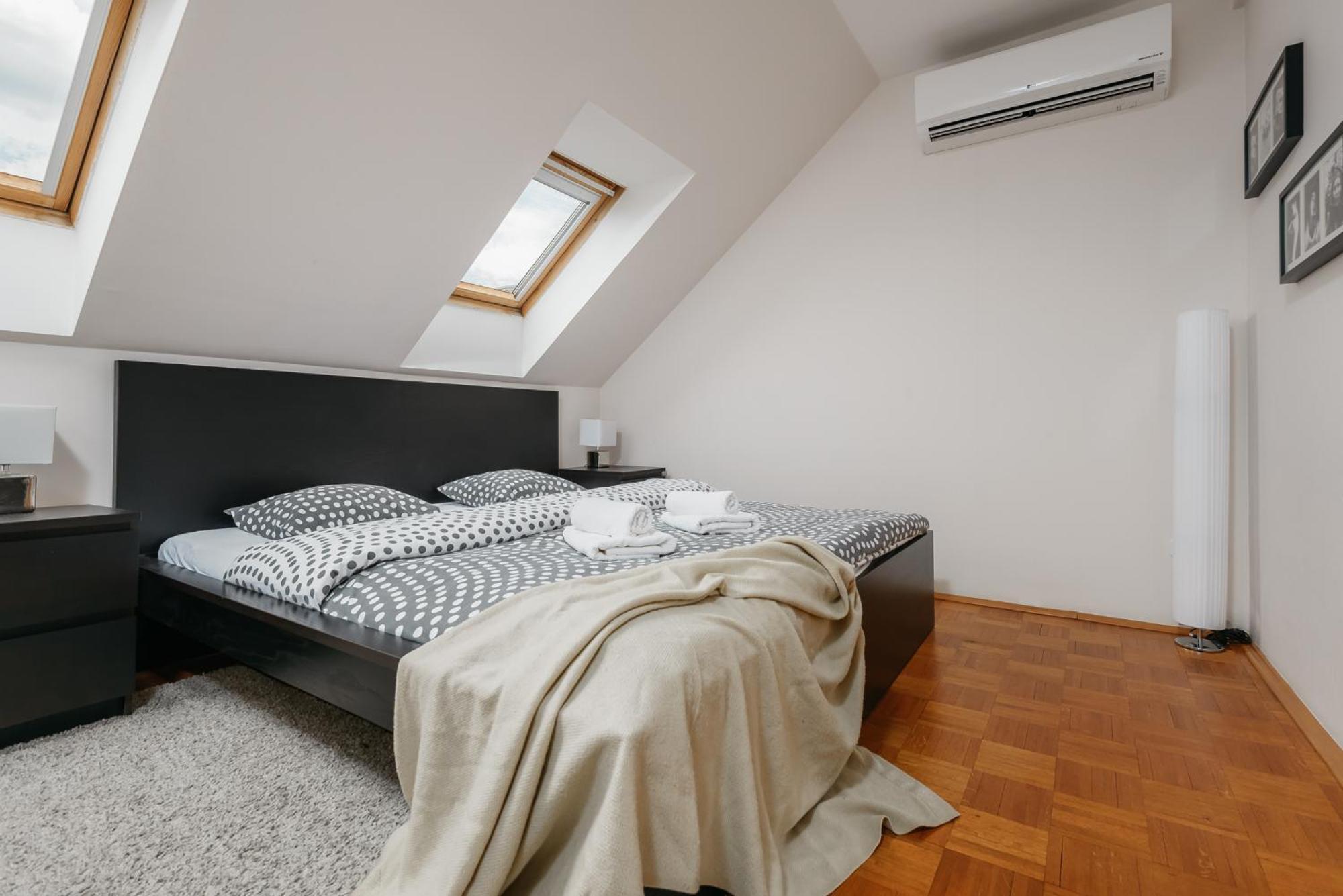 Apartment Roy 2 Bdr With Castle View, Parking & Ac Prag
