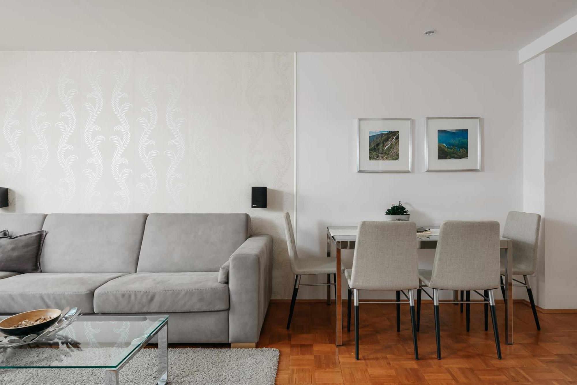 Roy 2 Bdr With Castle View, Parking & Ac Apartment Prag