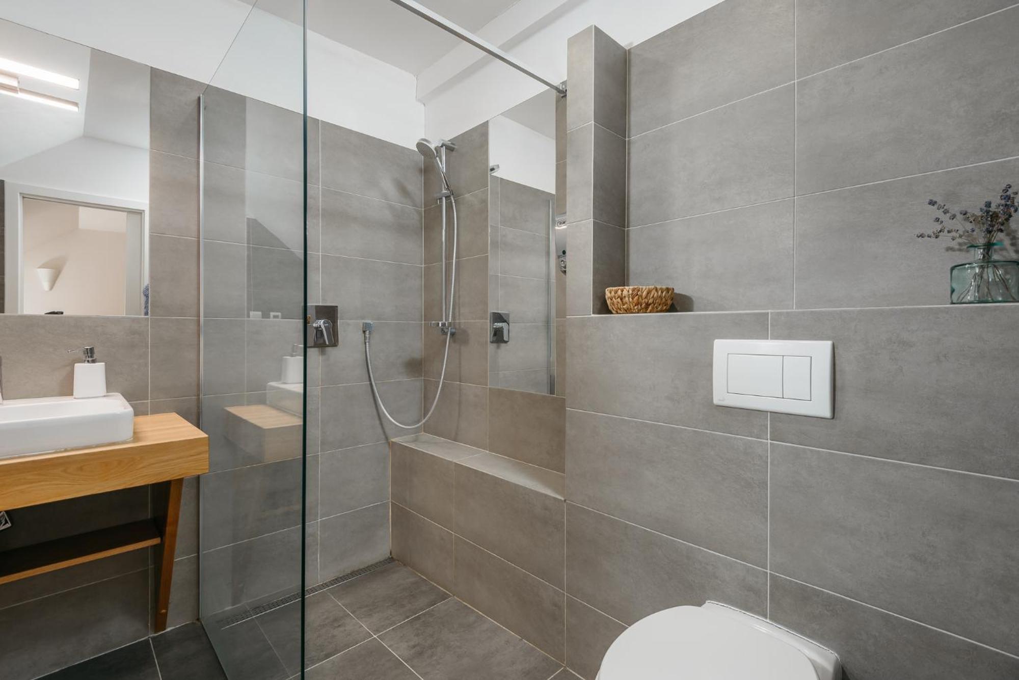 Roy 2 Bdr With Castle View, Parking & Ac Apartment Prag